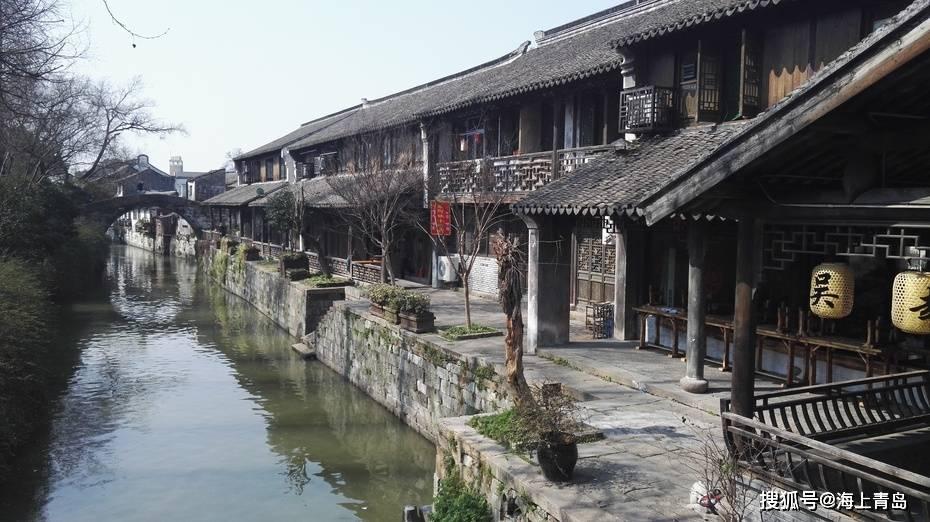 灯笼袖衬衫搭配黑色短裤,沉静又时髦,你有没有学会?-专业的知识问答网页